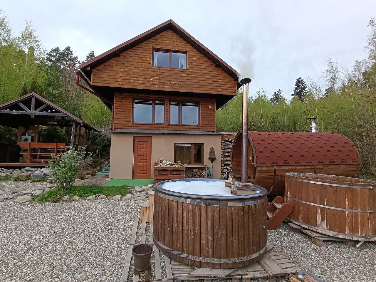 Chaloupka s koupacím sudem