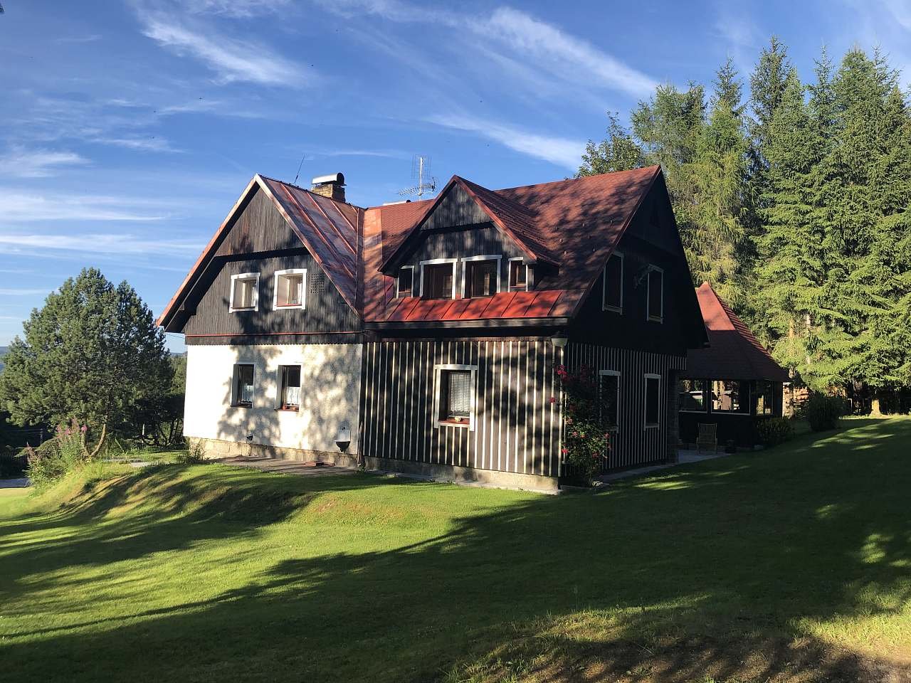 Chalupa Jelenka - pohled ze západu