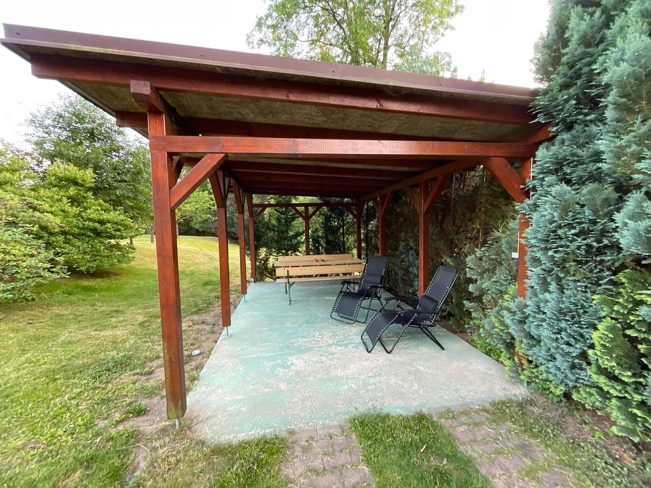 Chalupa k pronájmu Zdislava Františka krytá pergola s osvětlením a el. zásuvkou