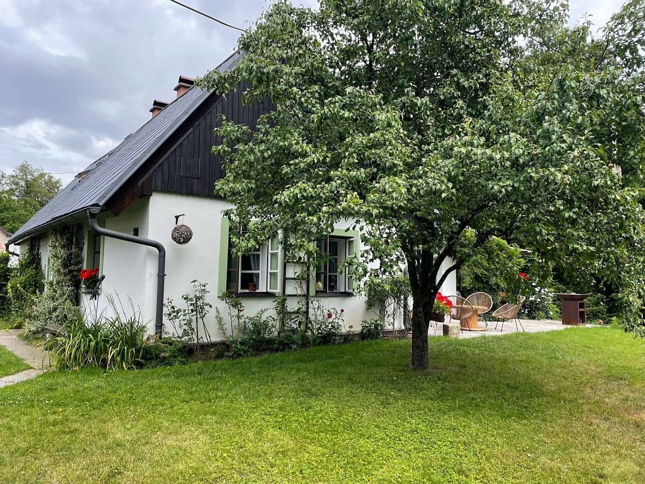 Chalupa Kněžice - zahrada, štít,