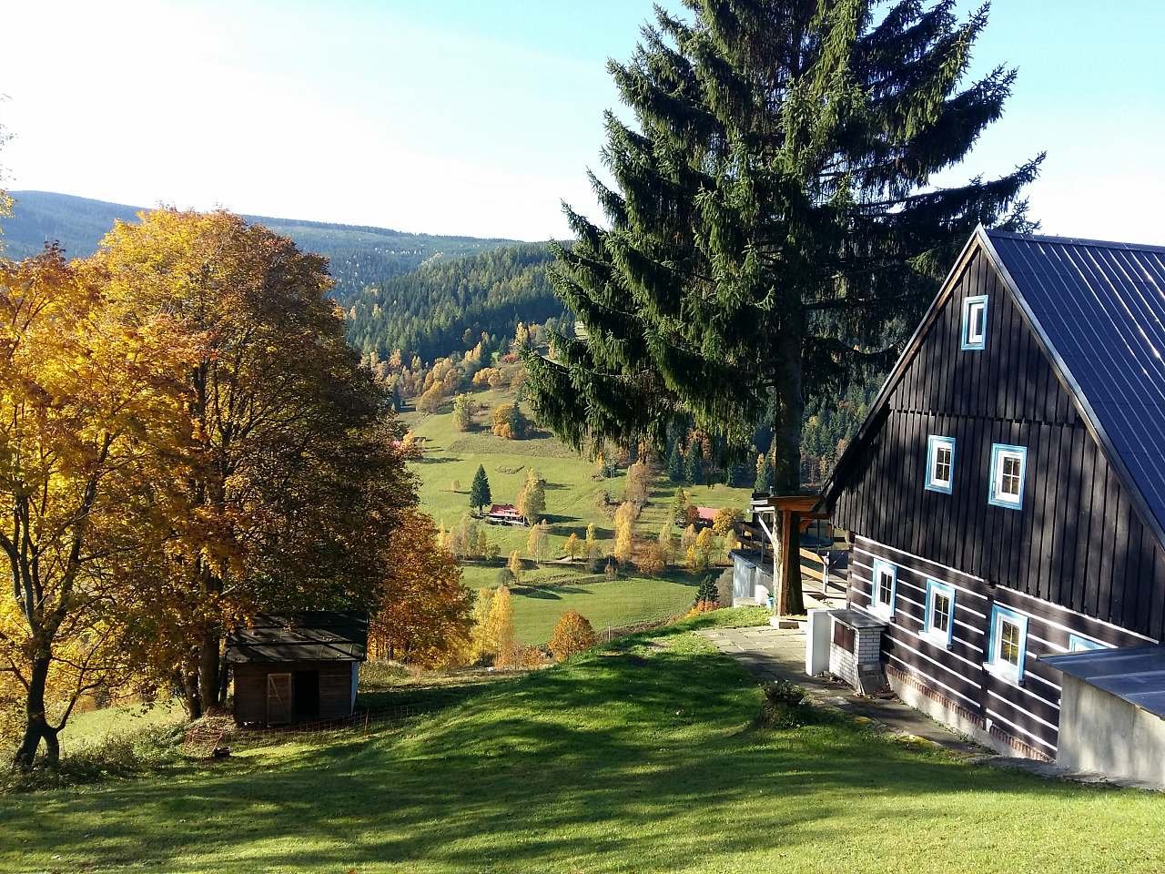 Chalupa Na hráni se nachází nad údolím řeky Úpy