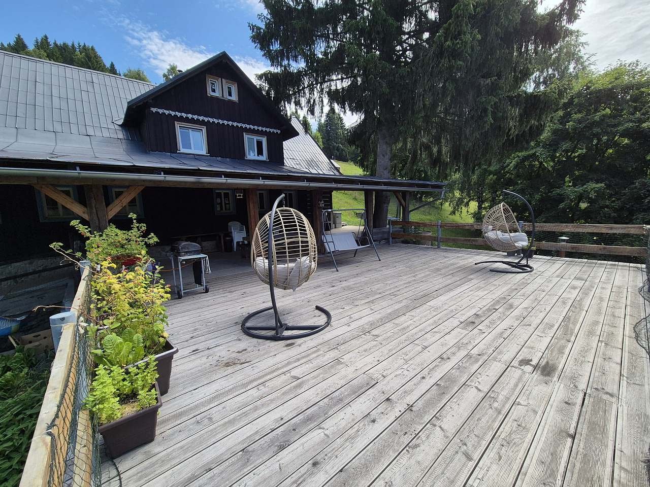 Chalupa Na hráni, slunečná terasa s plynovým grilem a relaxačními hnízdy