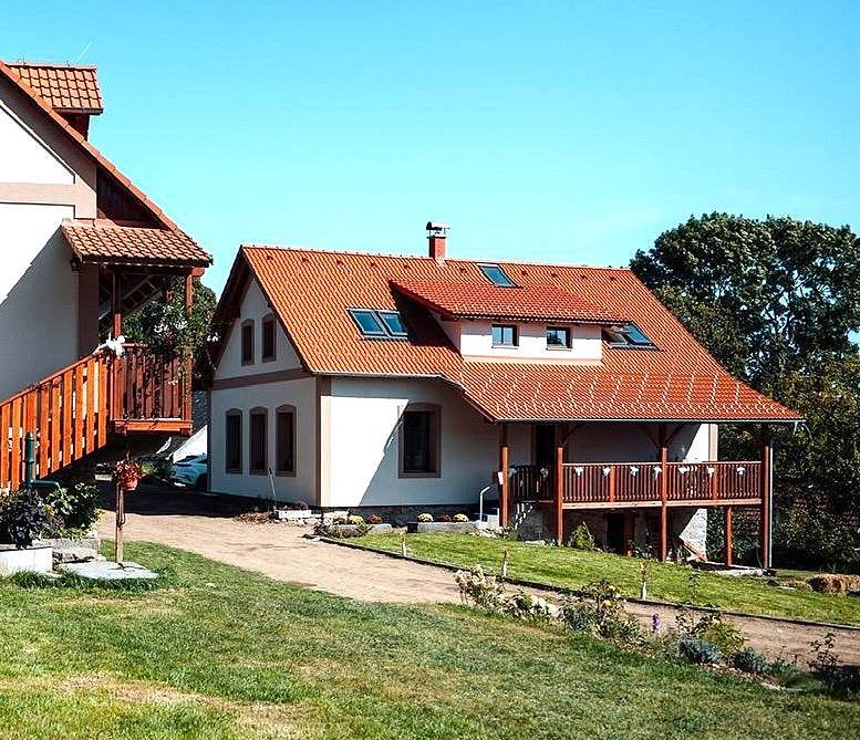 Chalupa - pohled od stodol