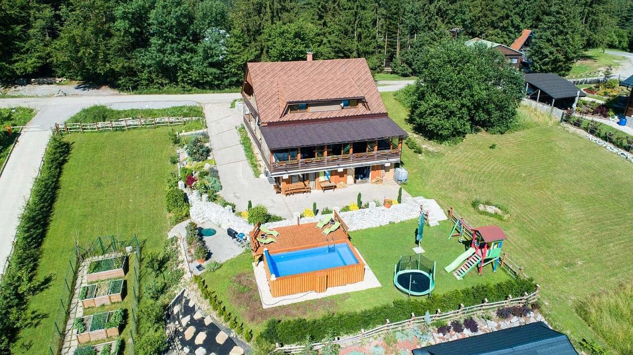 Chalupa s bazénem u ski a bike parku Kubínska hoľa