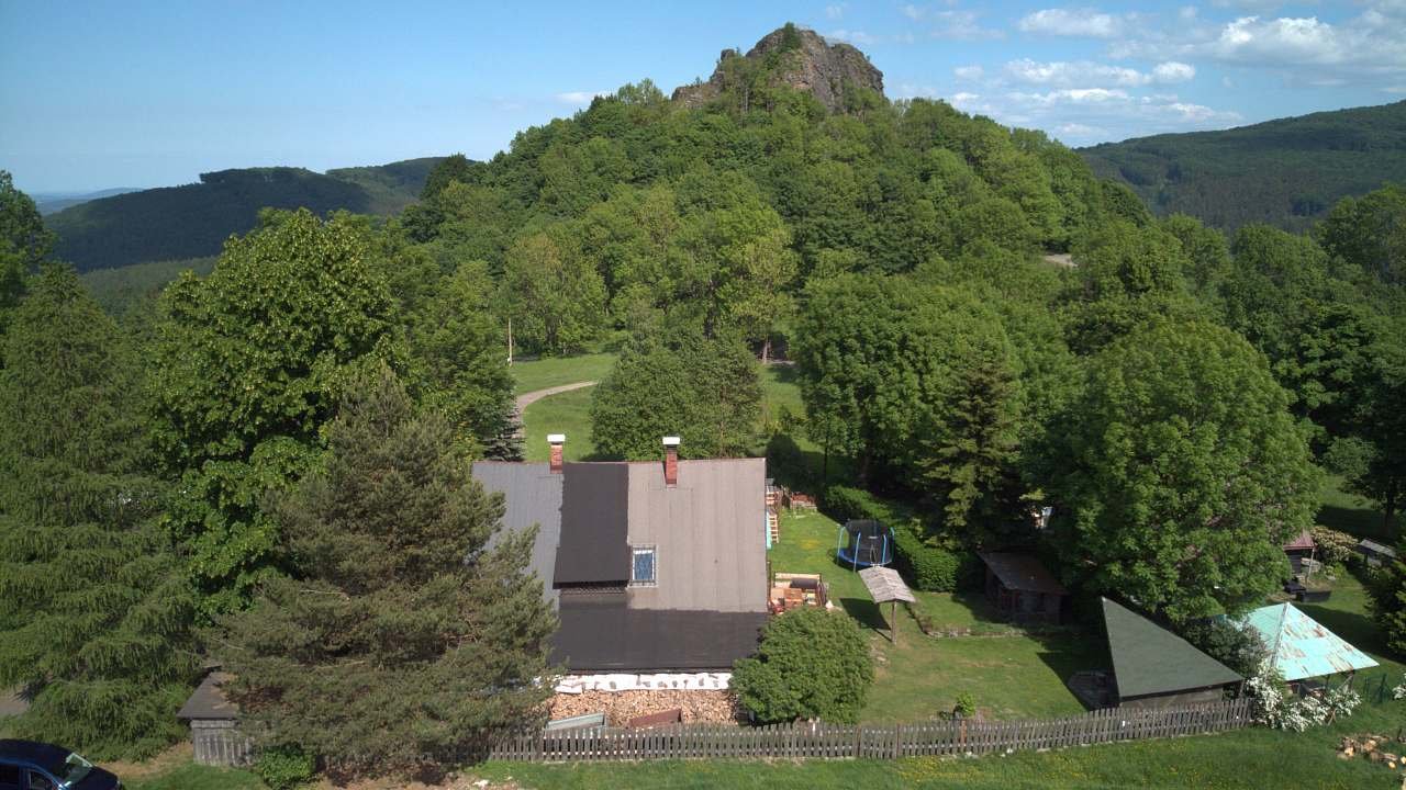 chalupa s hradem Tolštejn