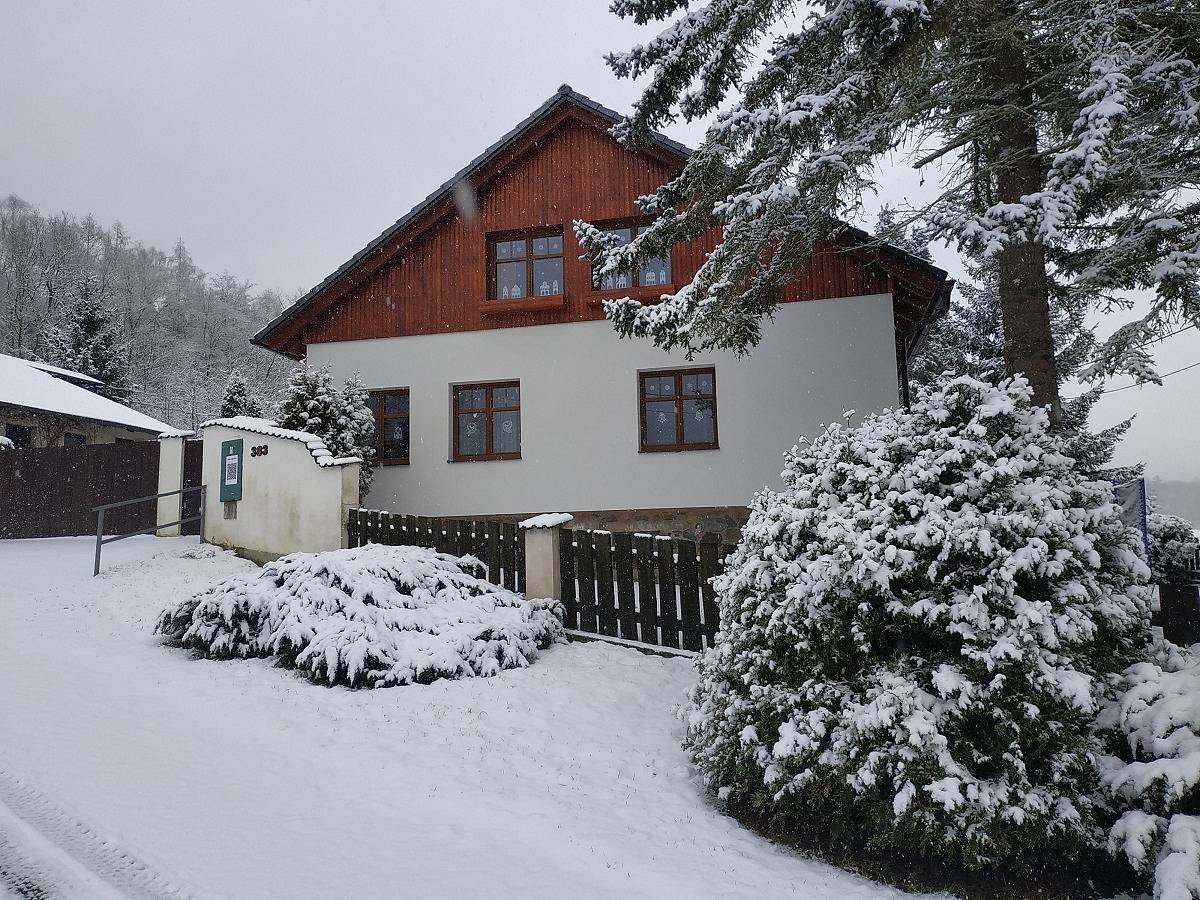 Chalupa u koupaliště v zimě