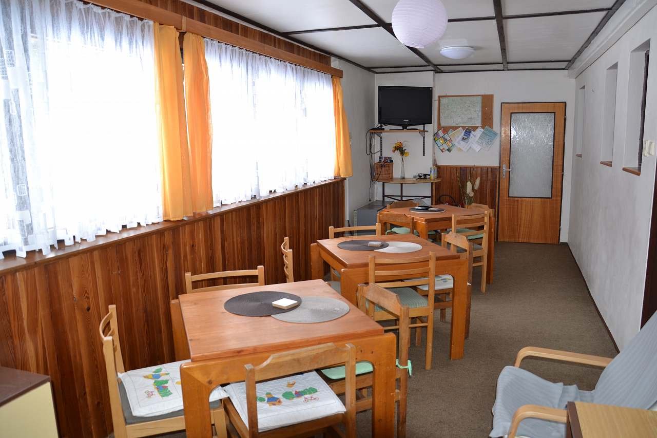 Chata Mája - společenská místnost s TV