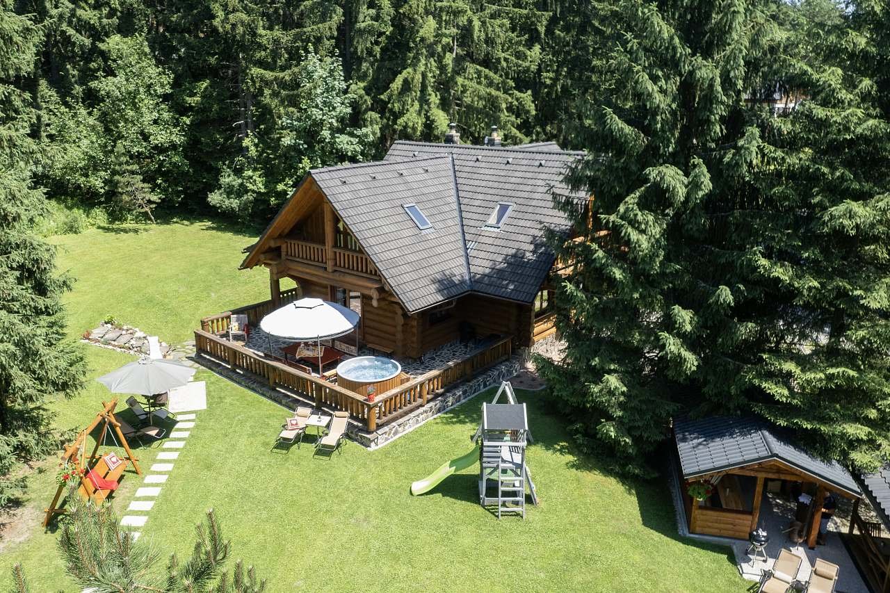 Chata Marína a Matej čistinka s hojdačkami a saunou