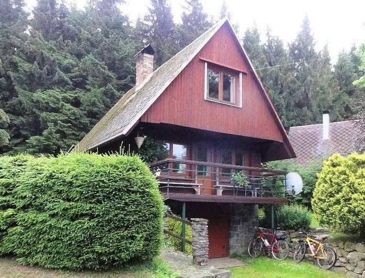 Chata v Caparticích u lesa .