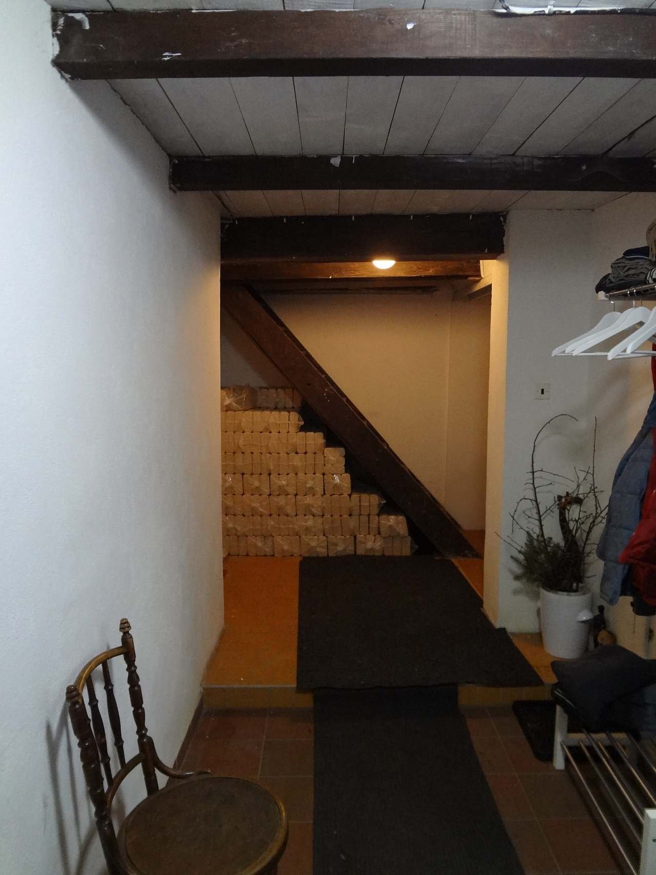 Chodba se schodištěm