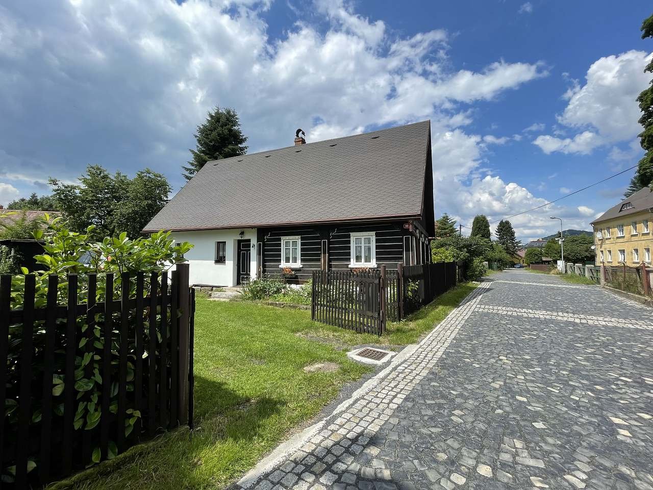 Chřibská90 Vesnické reggae pronájem Chřibská - pohled z příjezdové cesty