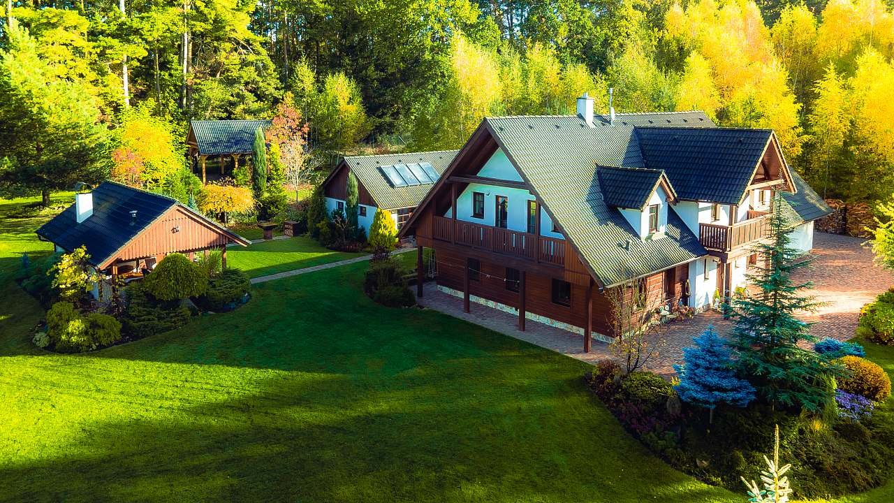 Detail chalupy s přílehlými objekty včetně cortenového grilu