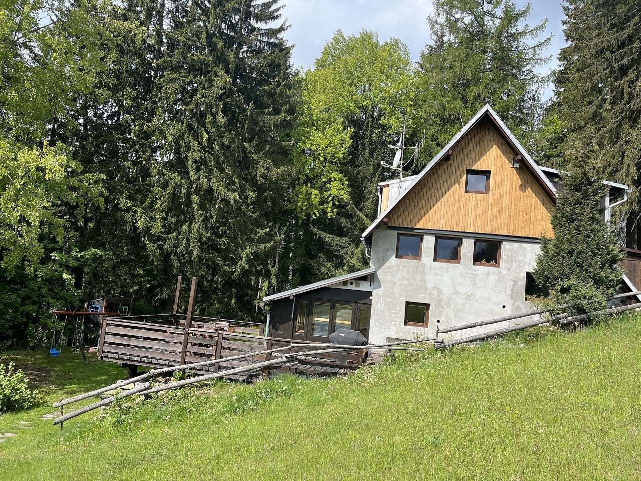 Dětské hřiště u chalupy