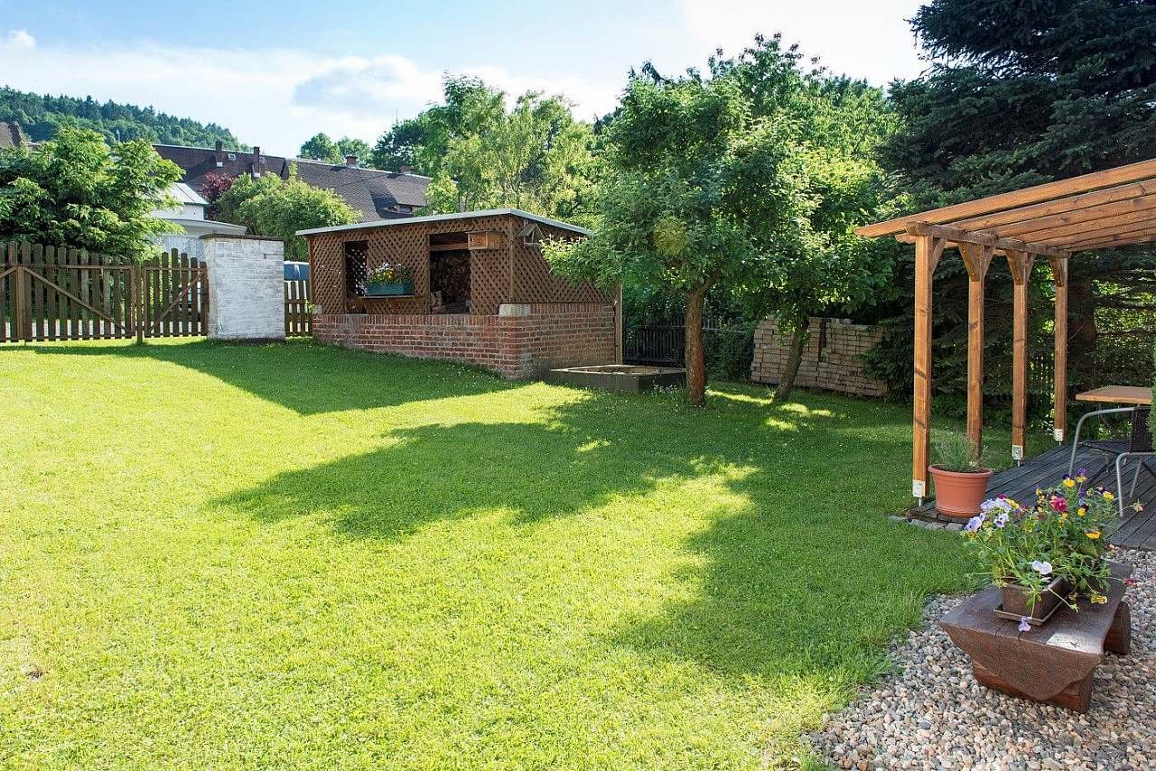 Domeček je umístěn v zahradě