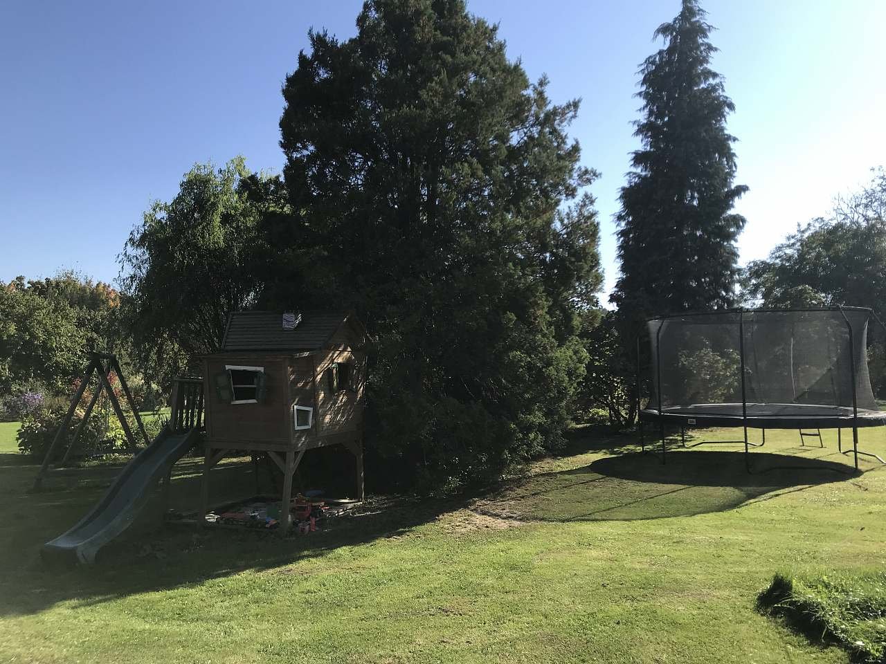 Domeček s trampolínou