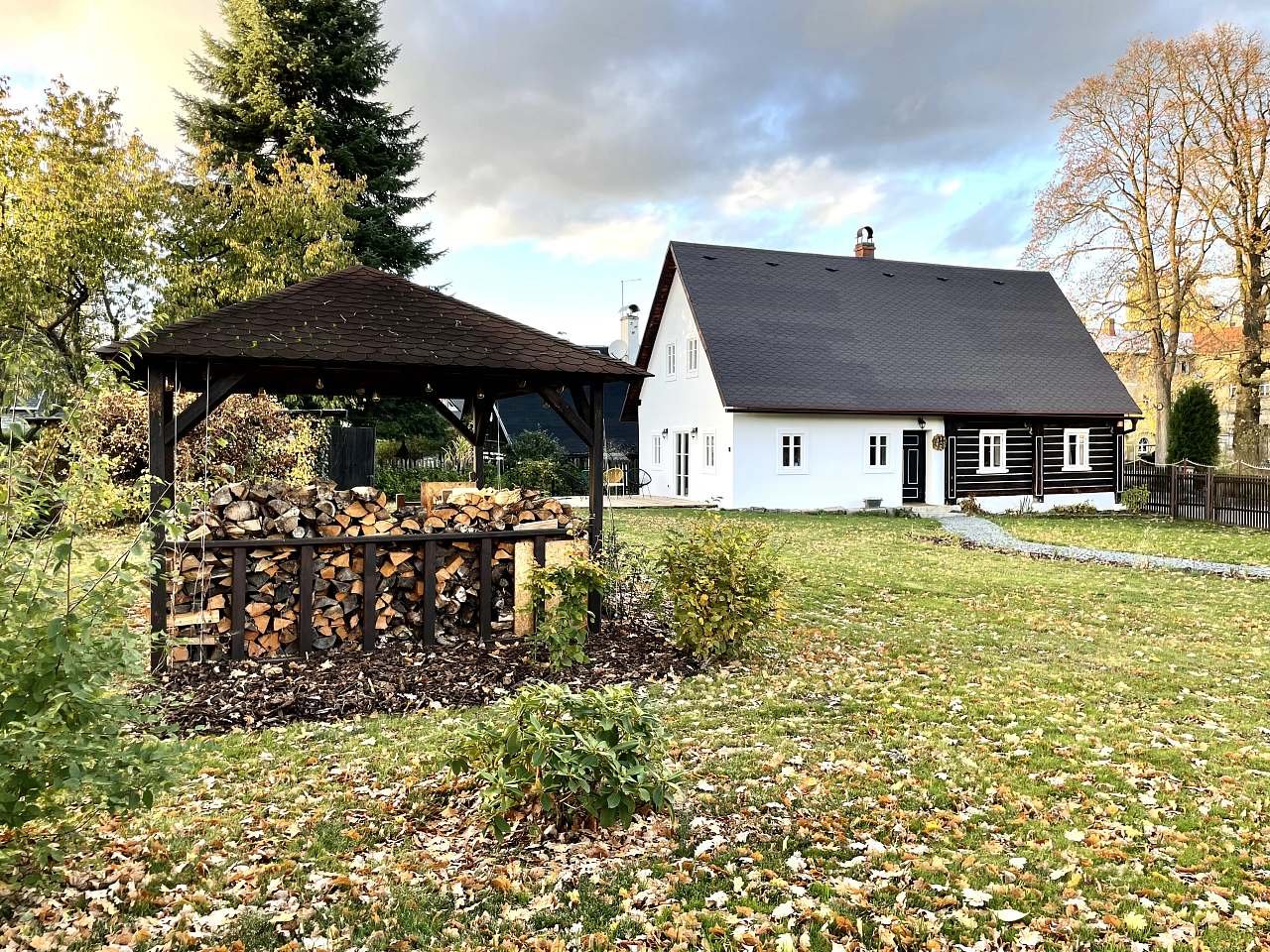 Dům a zahrada na podzim