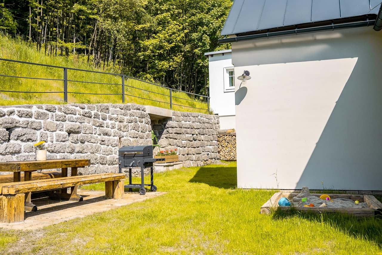 Dvorek s grilem a pískovištěm