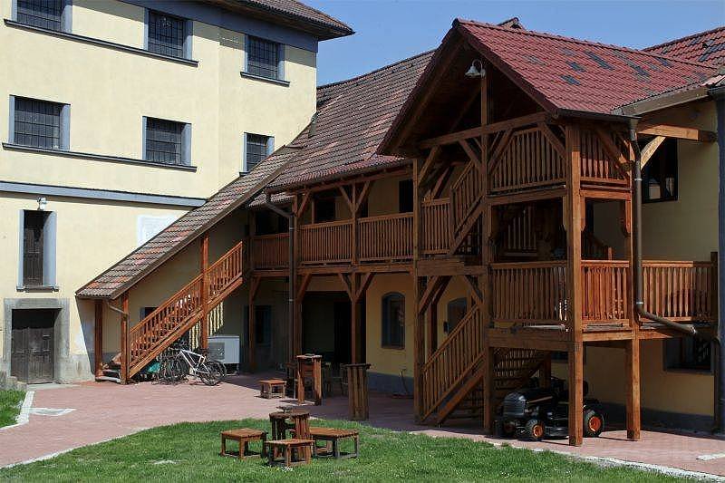 dvůr a terasa u apartmánů