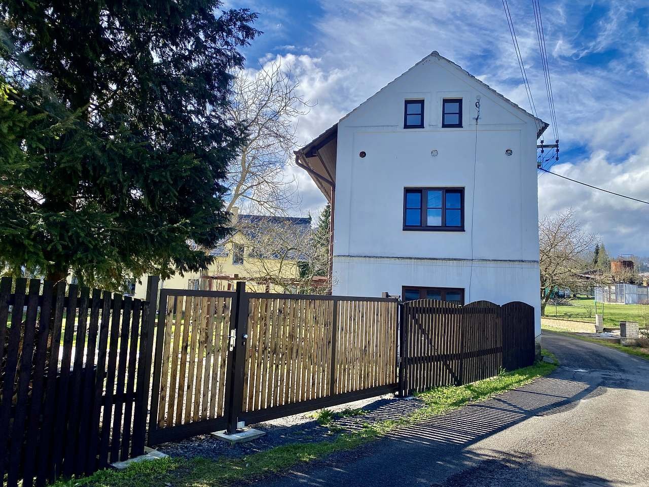 Hlavní vstup a brána pro vyložení zavazadel a nákupu.