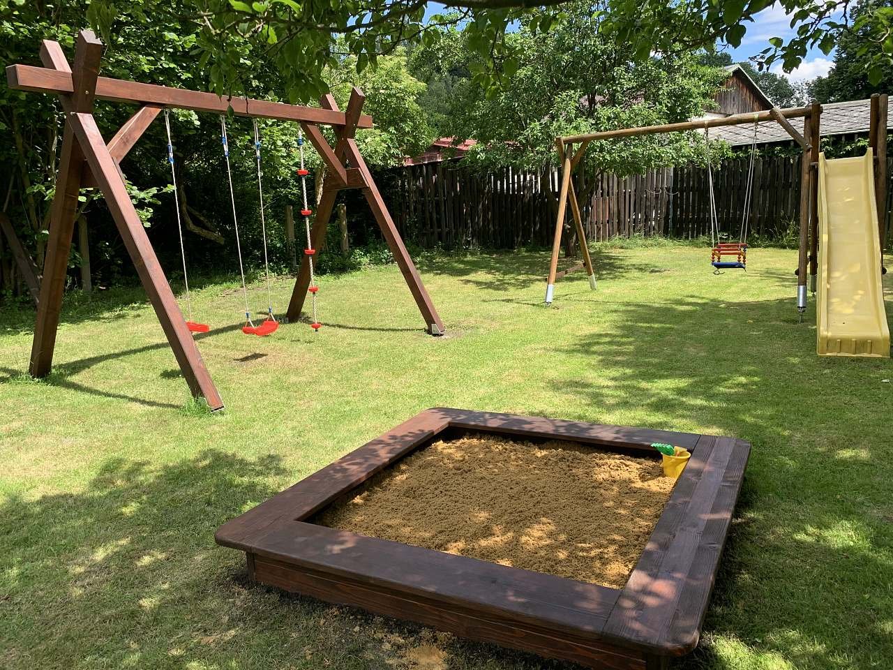 Houpačky s pískovištěm