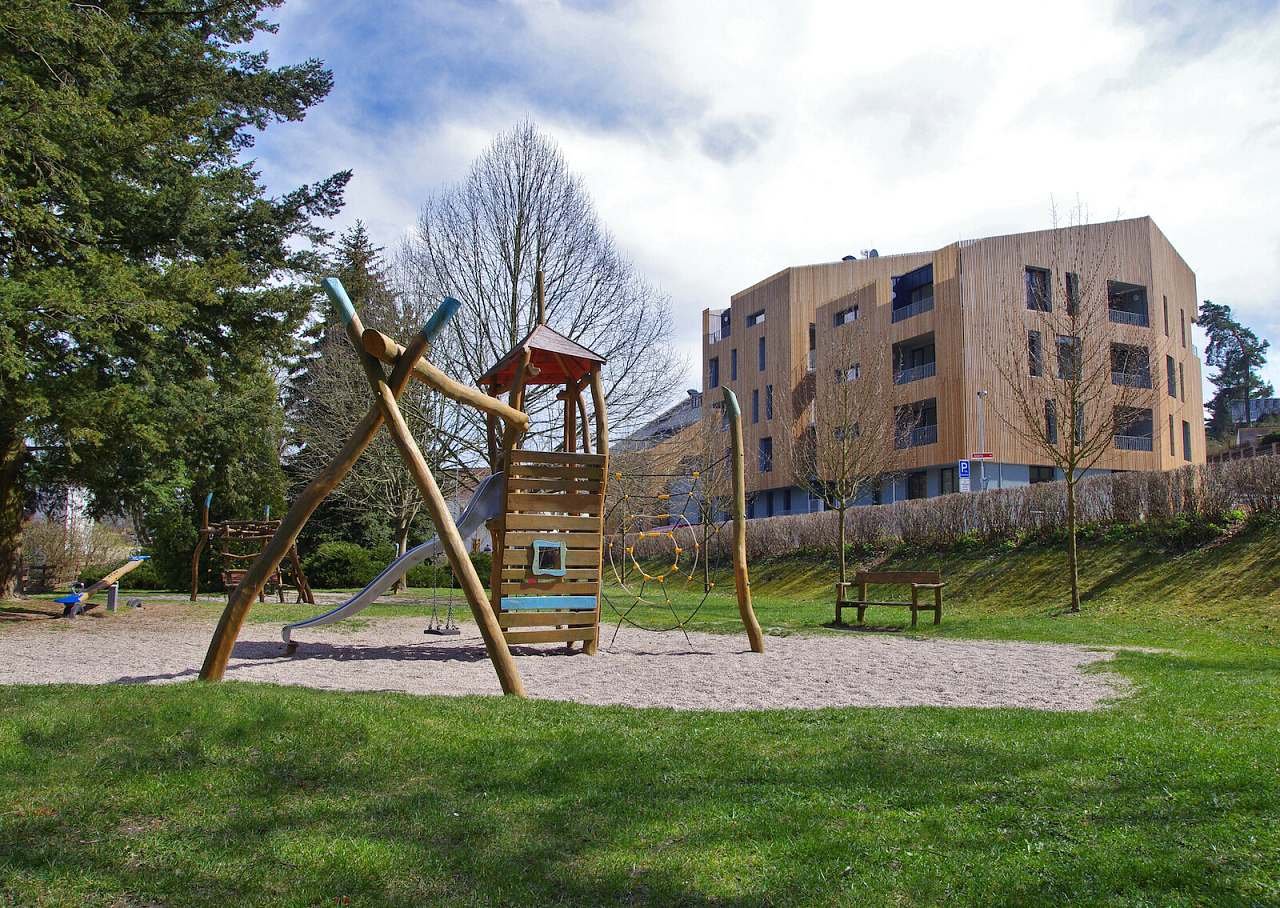 Hřiště před budovou