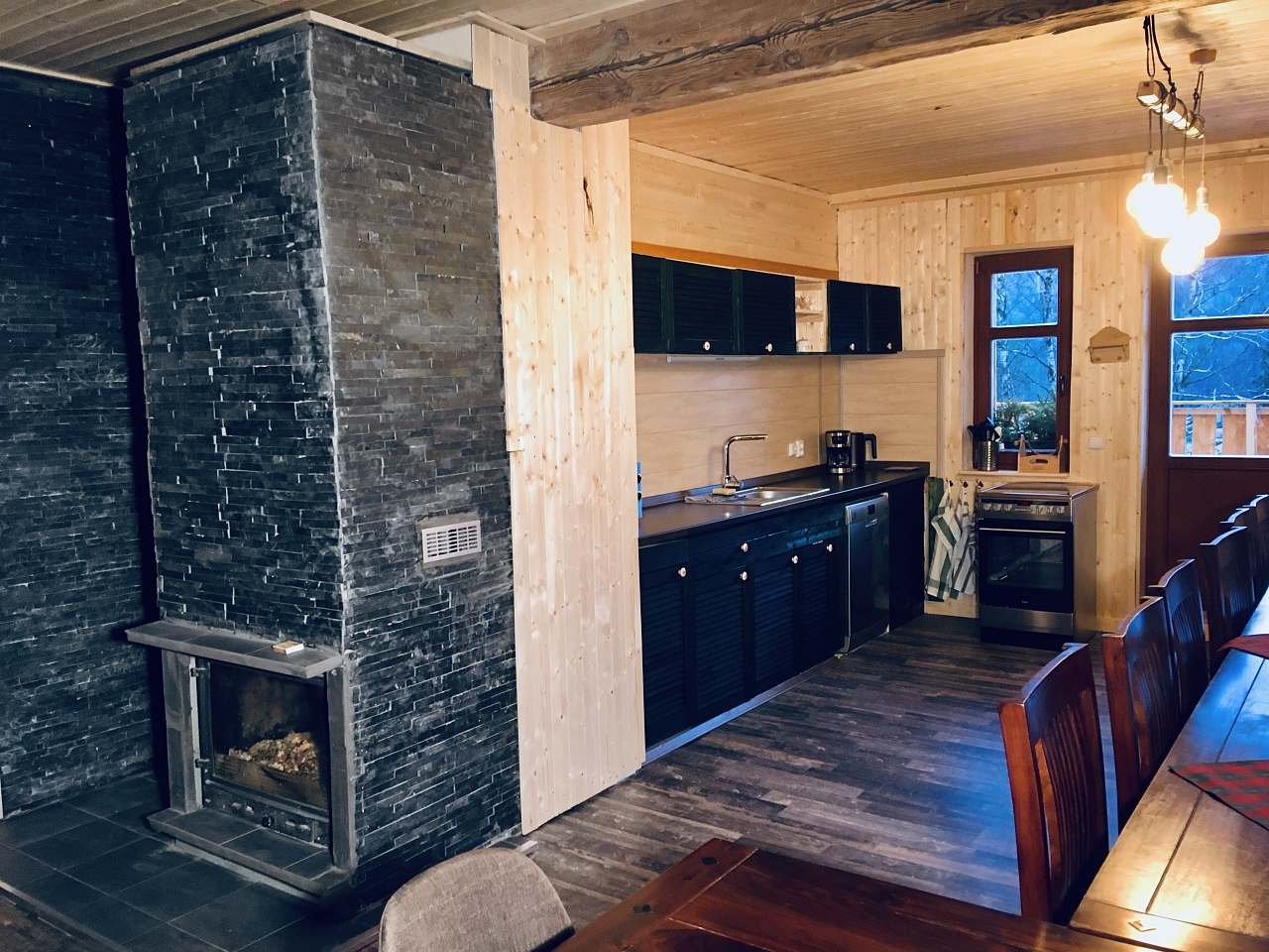 K pěkné atmosféře si můžete zatopit v krbu. Jinak je dům vytápěn elektřinou.