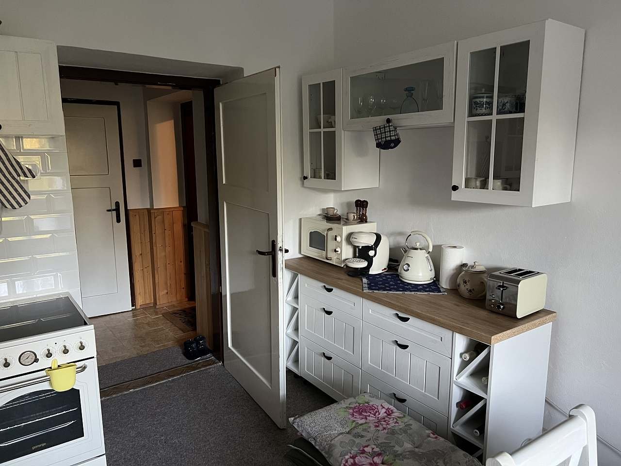 Kávovar, topinkovač i retro mikrovlnka – komfort, který ocení každý.