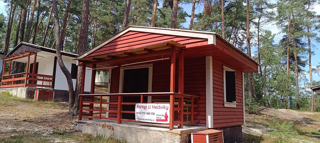 Kemp u Hedviky, chata s kuchyňským koutem a manželskou postelí a palandou.