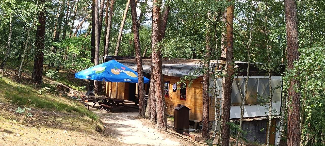 Kemp u Hedviky, chata s kuchyňským koutem a manželskou postelí a palandou.