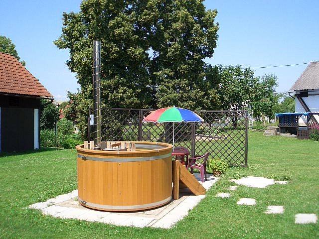 Koupací sud - relaxace pod širým nebem celoročně. U nás sezona nekončí !