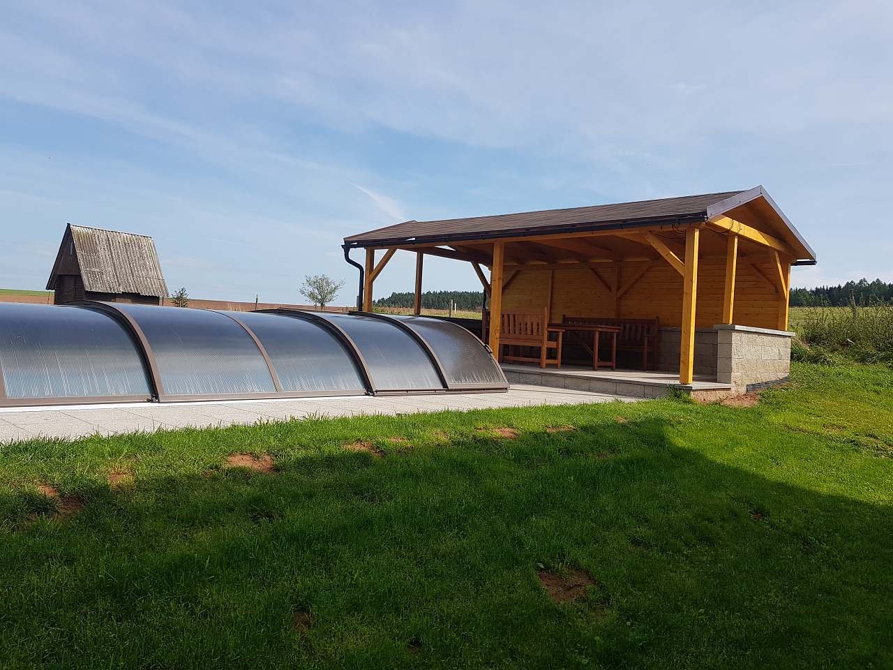 krytý vyhřínaný bazén s posezením u statku