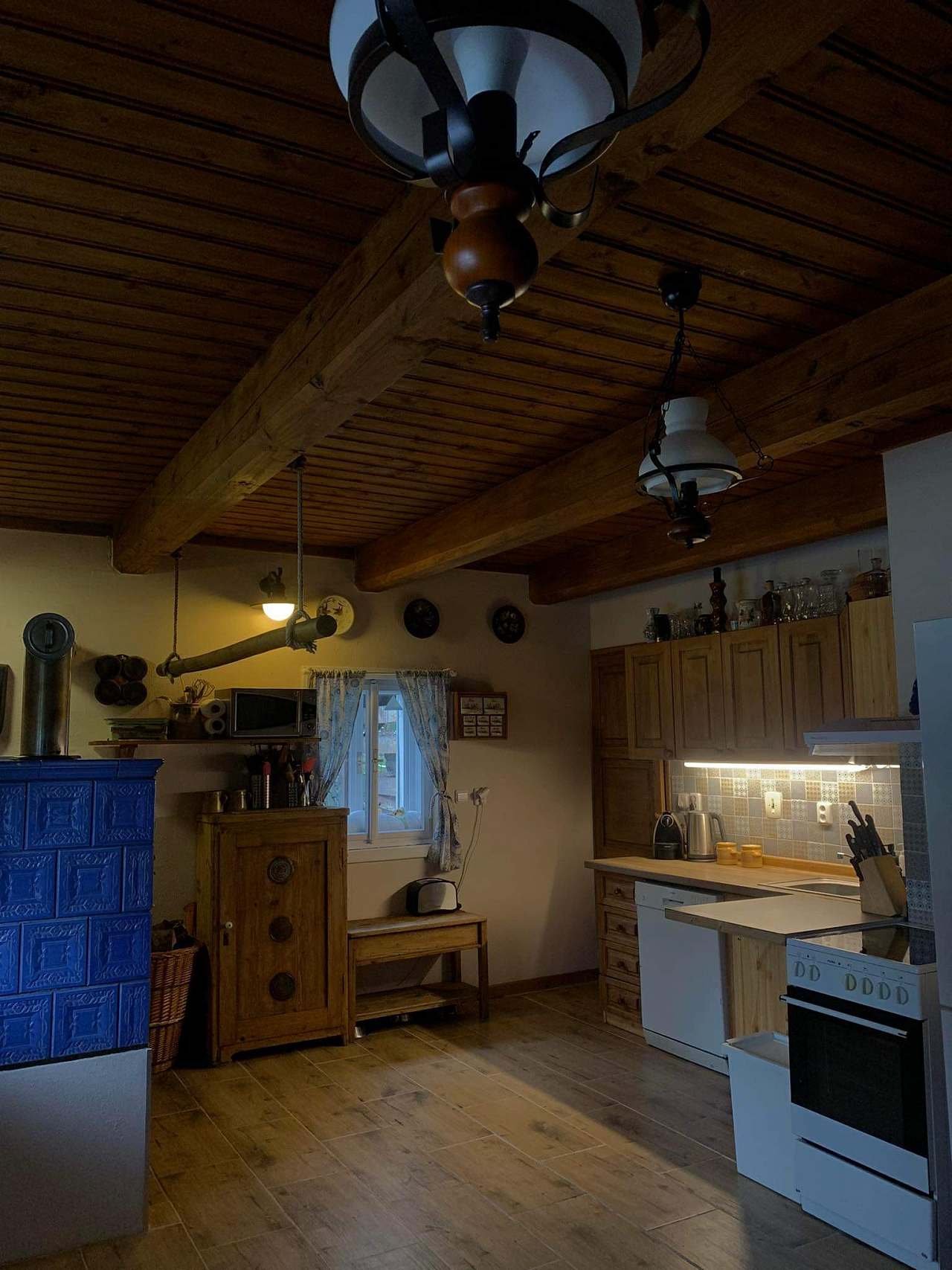 Kuchyň s dobovými kamny