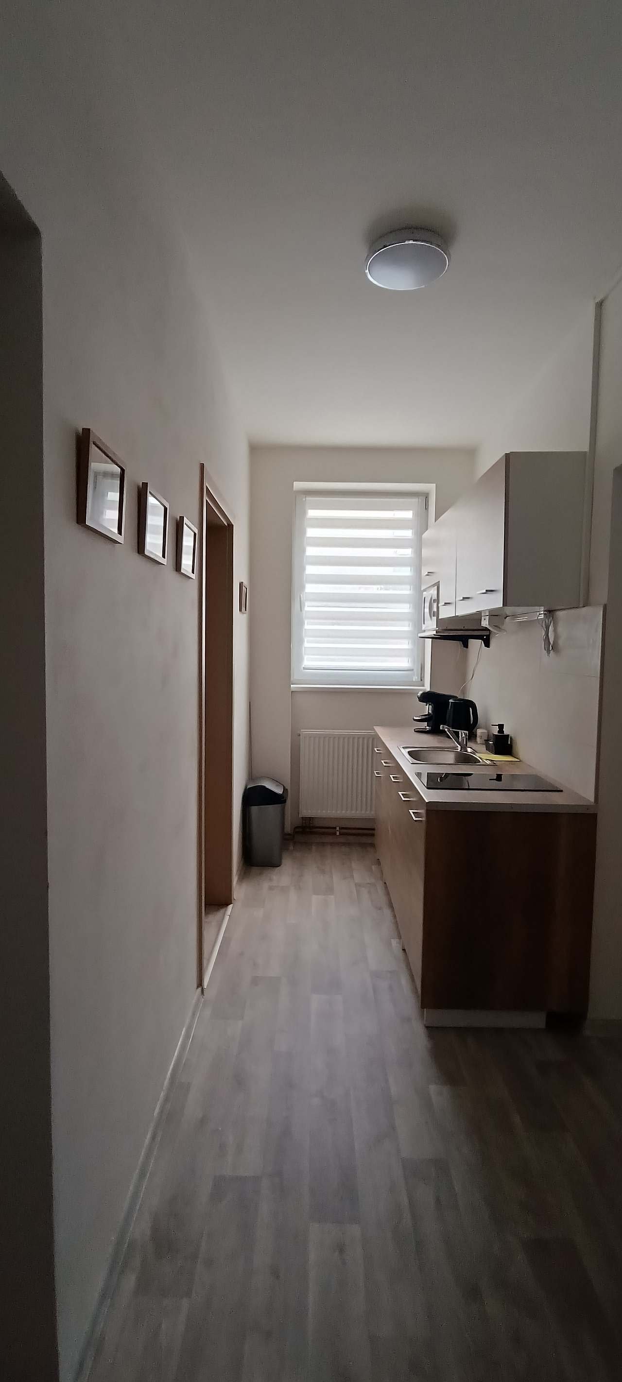 Kuchyň s varnou deskou a kávovarem