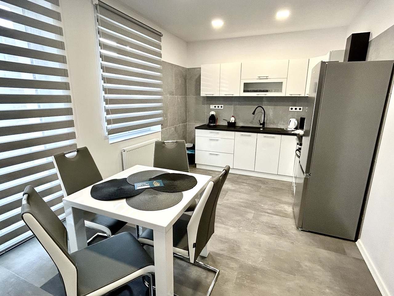 Kuchyně s jídelním posezením - apartmán s terasou