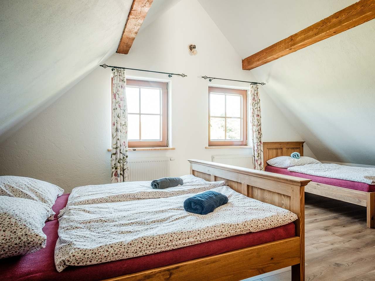 květinový pokoj - 1x dvoulůžko a 2x jednolůžko