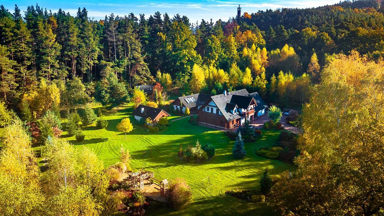 Leecký snímek chalupy, který věrně zachycuje velikost a rozmanitost naší zahrady