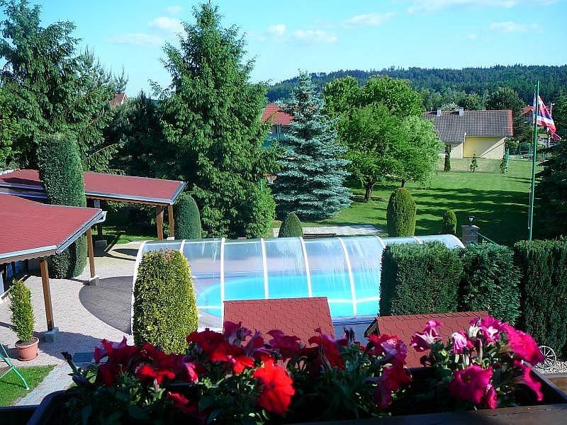 letní pohled z horní terasy