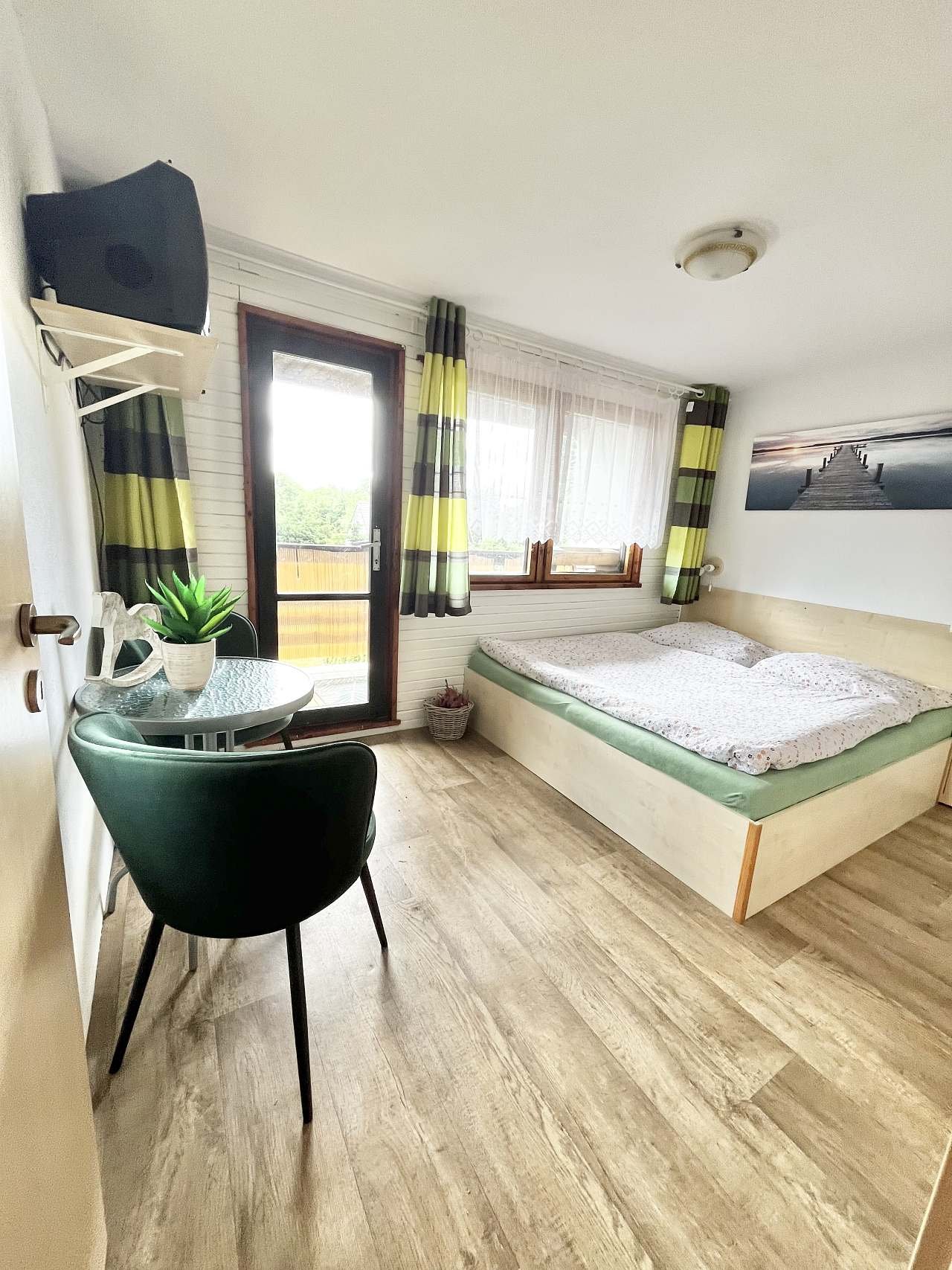 Ložnice v patře s balkonem, postel (180x200)