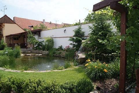 Markéta I. dvůr s přírodním koupacím jezírkem