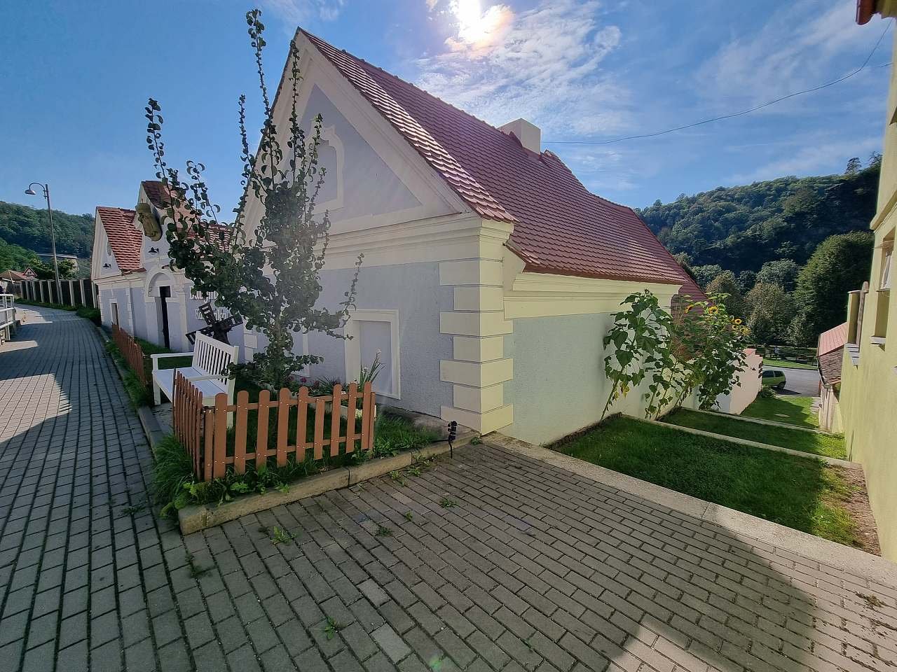 Modrá budova-A Mlýn, zelená budova B-Karolínka (ubytování pro skupiny)