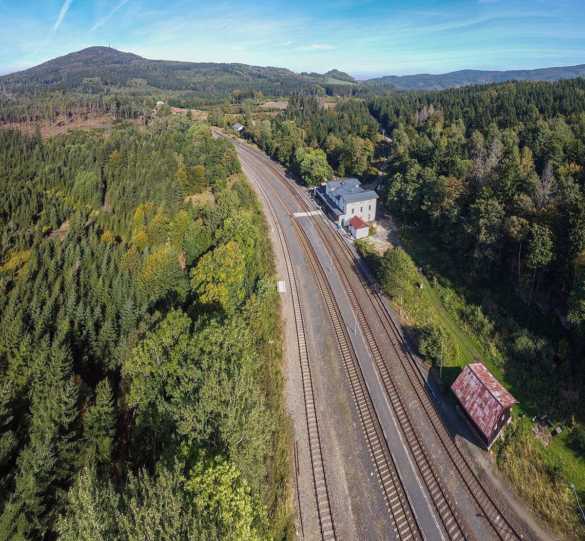 Nádraží Jedlová s třemi apartmány uprostřed lužických hvozdů