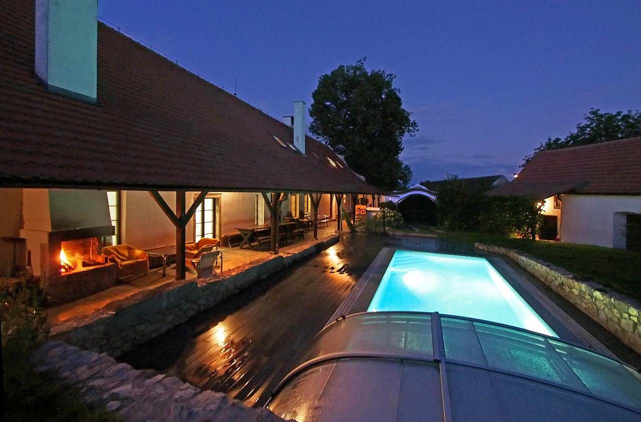 Noční pohled na dvůr