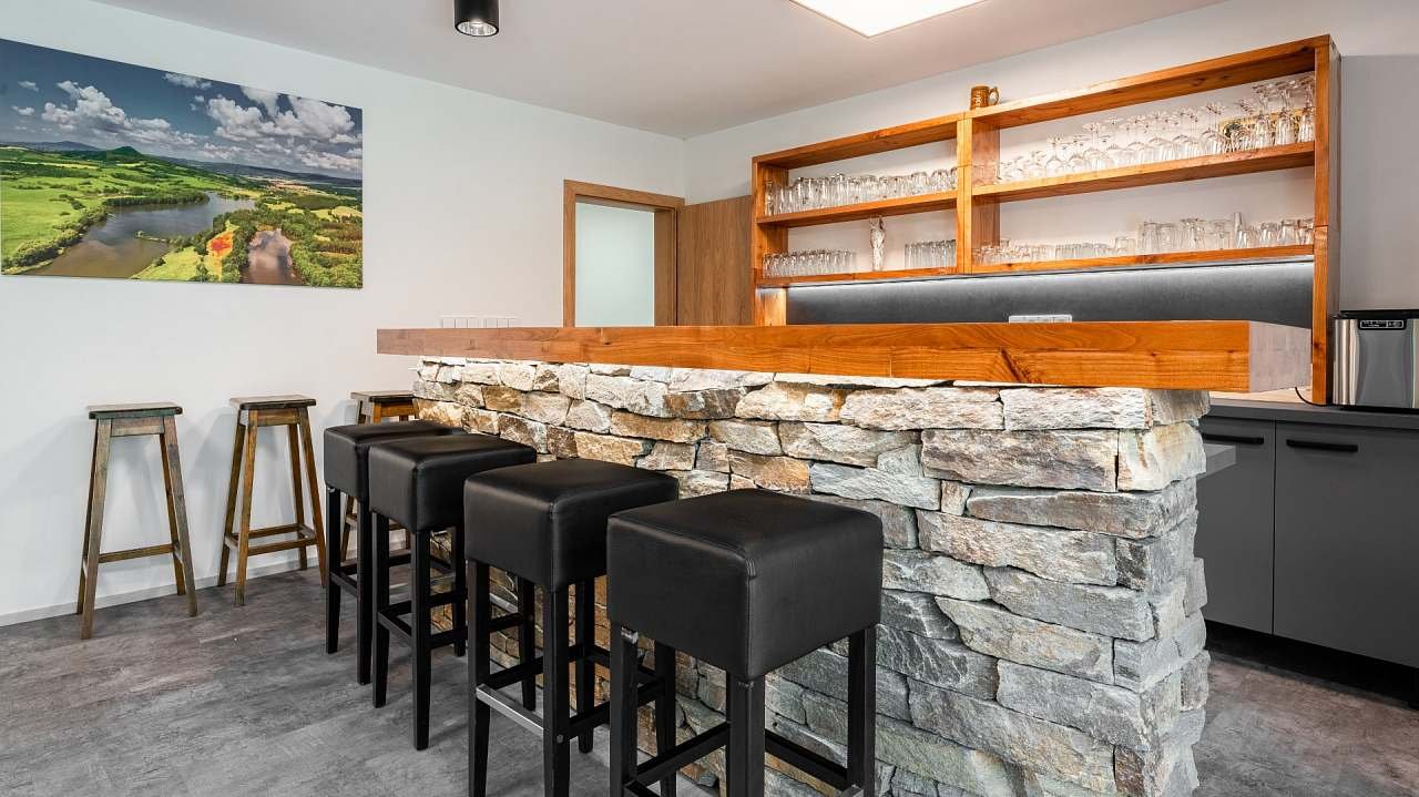 nově obložený a vybavený prostor u baru