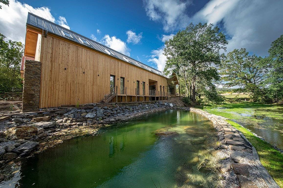 nové stavení a koupací jezírko