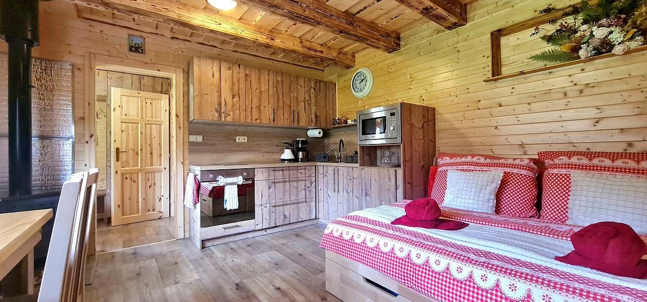 Obytná část s kuchyňskou linkou a rozkládací pohovkou pro dva