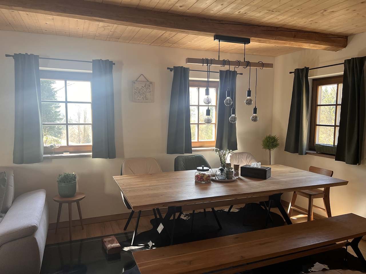 obývací místnost s jídelním stolem