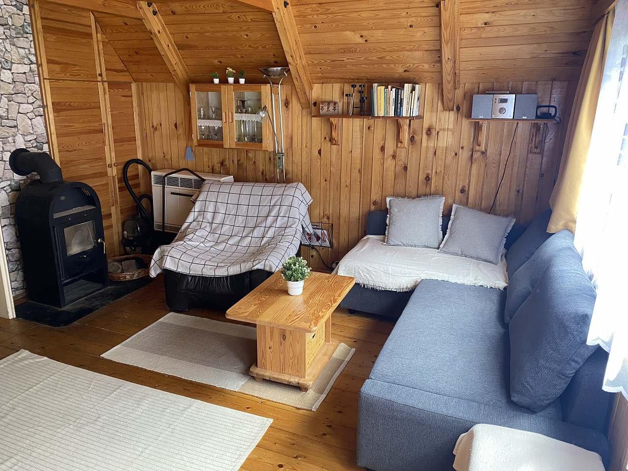 Obývací pokoj s jídelnou a krbem