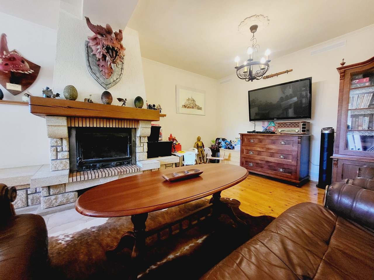 Obývací pokoj s krbem a dětským koutkem