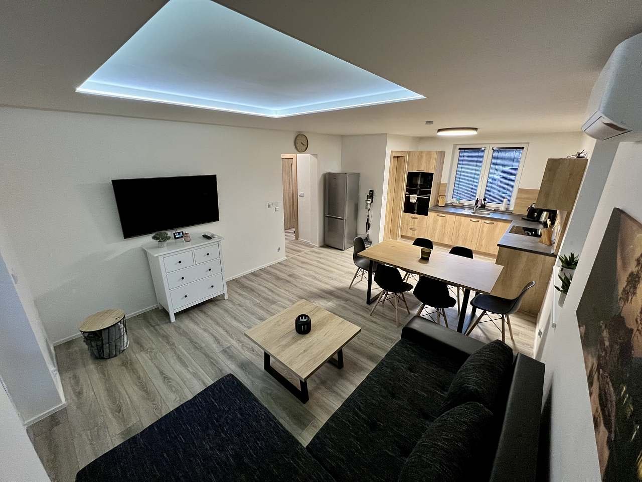 Obývací pokoj s kuchyní a spíží