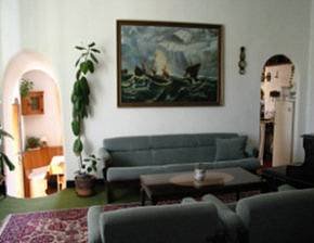 Obývací pokoj s průhledem do kuchyně